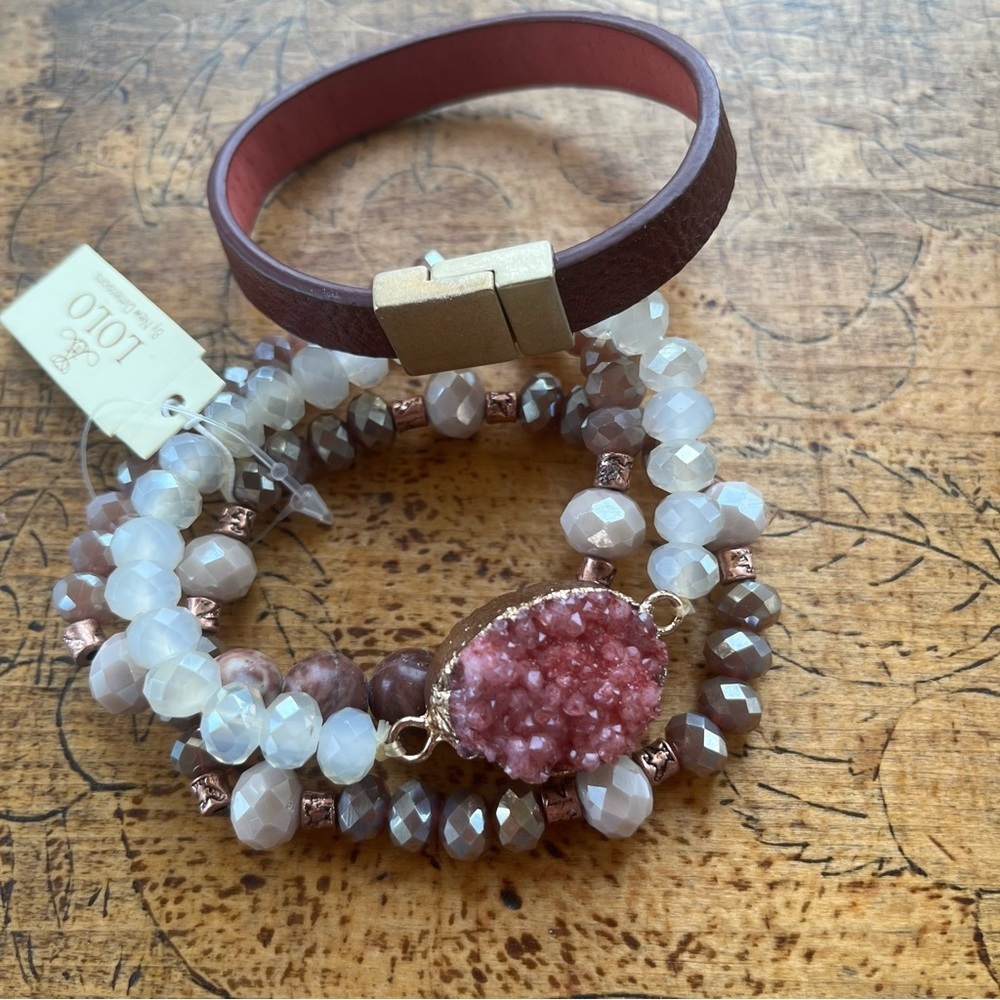 4 beaded bracelets with crystal and leather